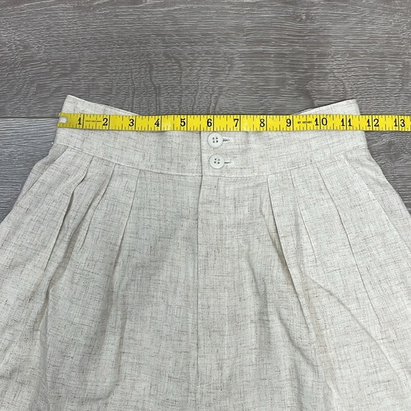 Vintage High Waist Pleated Linen Blend Flax Shorts in Size 3 - Picture 4 of 10